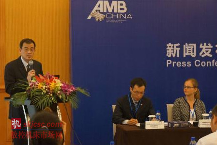 图3：中国航空航天工具协会副秘书长范军先生在AMBChina 2015年7月新闻发布会上 发表演讲。