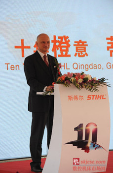图2：斯蒂尔监事会主席 Nikolas Stihl 博士在庆祝仪式上讲话_副本