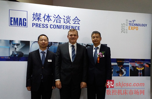 埃马克集团董事长Mr. M Hessbruggen、总经理张明博士以及埃马克(太仓)有限公司技术总监王健先生 埃马克集团董事长Mr. M Hessbruggen、总经理张明博士以及埃马克(太仓)有限公司技术总监王健先生