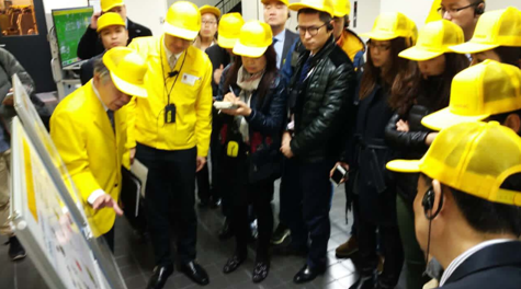 FANUC社长稻叶善治带领CIROS中国国际机器人展览会参访团参观发那科工厂内部