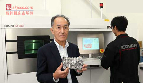 小岩井丰己社长和使用金属粉末3D打印机“EOSINT M280”制作的铝制造型物 小岩井丰己社长和使用金属粉末3D打印机“EOSINT M280”制作的铝制造型物