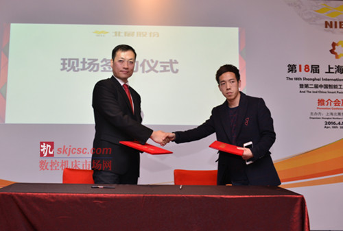 大连北方国际展览有限公司 副总裁, 上海北展东博展览有限公司 总经理 顾瞻与机器人365综合服务平台 副总经理 魏小权 签署合作协议 大连北方国际展览有限公司 副总裁, 上海北展东博展览有限公司 总经理 顾瞻与机器人365综合服务平台 副总经理 魏小权 签署合作协议