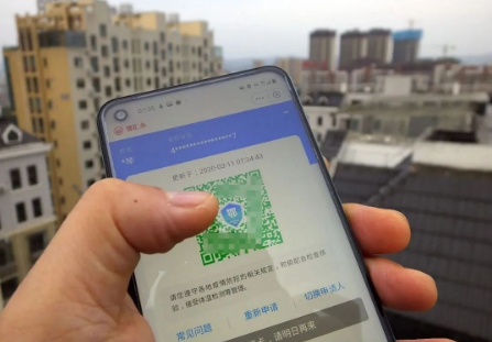 2020年3月11日,湖北宜昌,市民展示"湖北健康码"绿码.